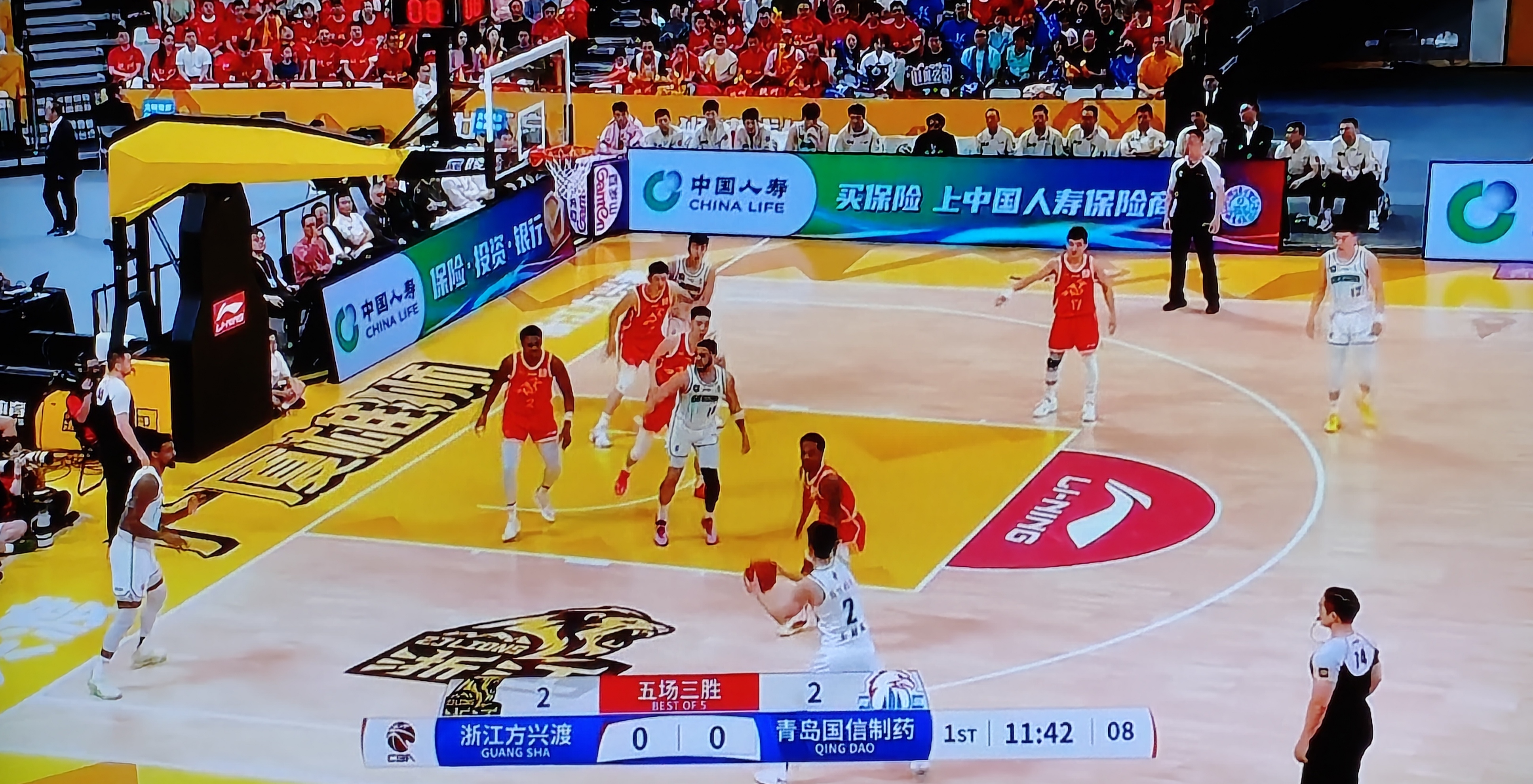 山西男篮在客场挑战浙江队，备受瞩目
