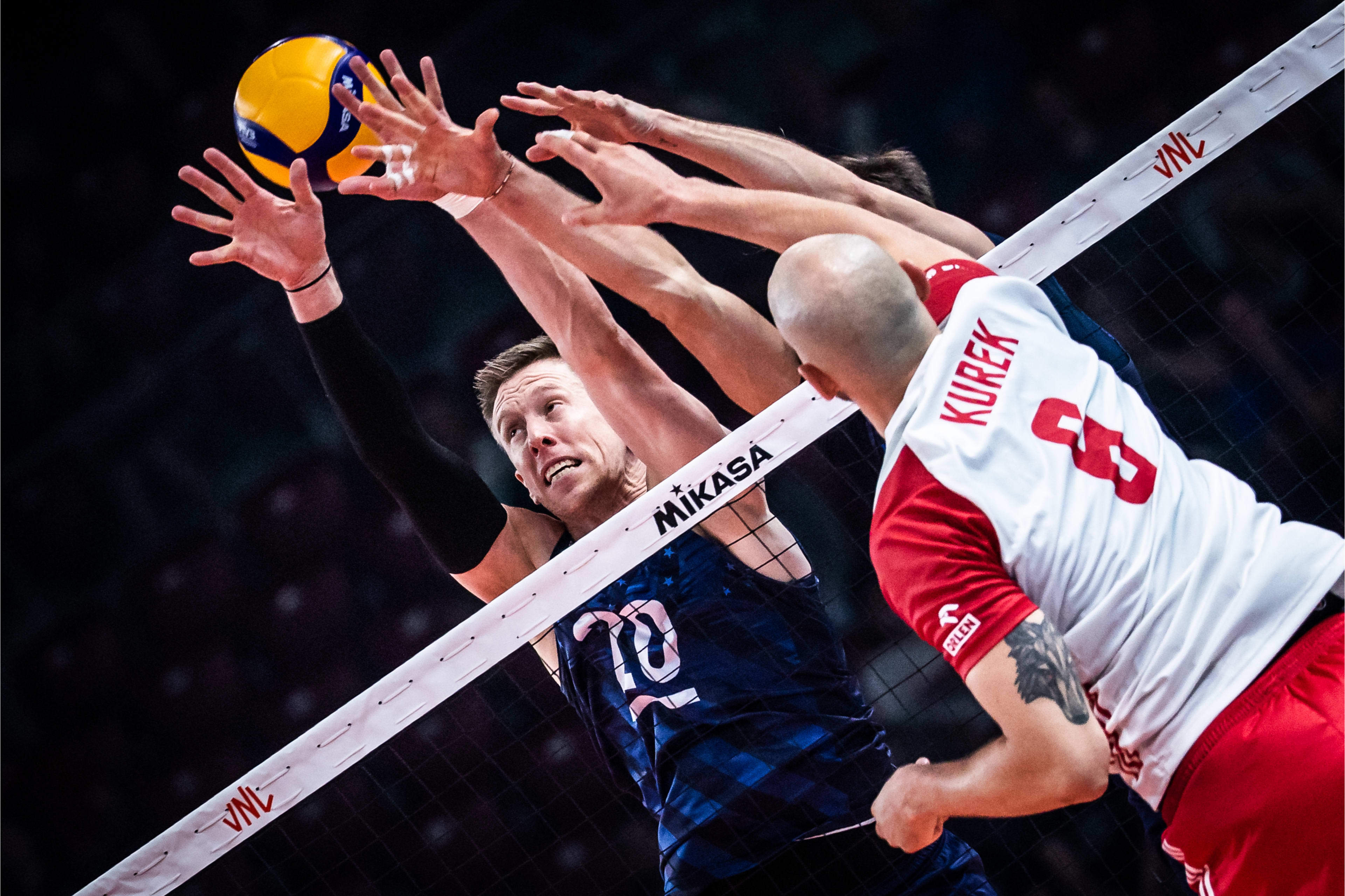 包含阿美尼亚斯再获胜利，稳步向联赛榜首迈进的词条