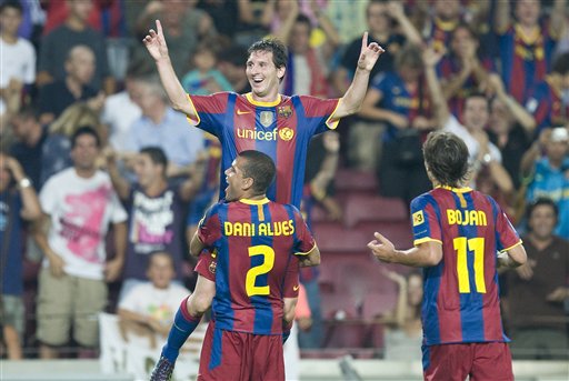 包含巴萨核心完成帽子戏法，比利亚雷亚尔主场大胜的词条