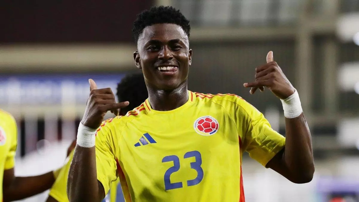 包含巴萨核心完成帽子戏法，比利亚雷亚尔主场大胜的词条