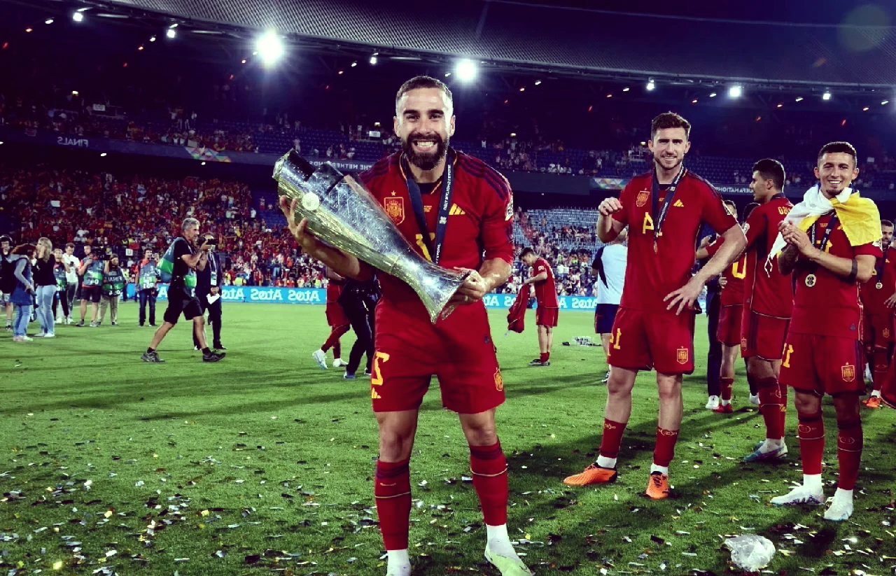 西班牙足球队成功晋级国际大赛