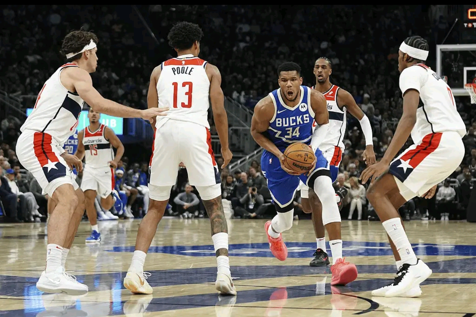 包含雄鹿客场击败猛龙，字母哥再次展现统治力的词条